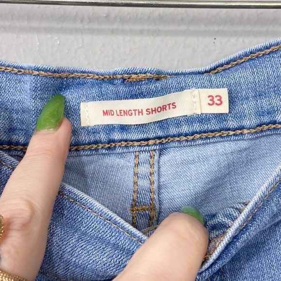 Levis Mid Length Shorts Size 33 Light Wash Denim Mid Rise Raw Hem Casual Cutoffs - Picture 2 of 11